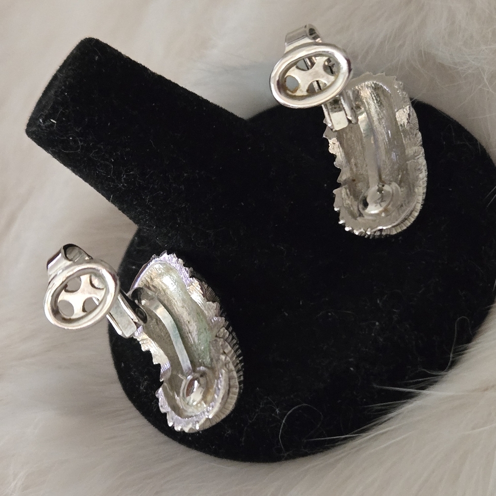 Vintage Signed Trifari 1" Textured Silver Tone Clip Earrings - Picture 5 of 5